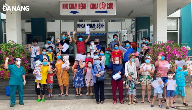 Trung tâm Y tế huyện Hòa Vang trao giấy xuất viện cho 48 bệnh nhân mắc Covid-19 được điều trị khỏi ngày 4-9. Ảnh: CTV