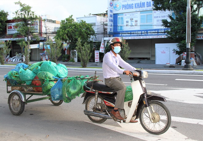 Hình ảnh ông Nhạn chạy xe máy gắn cộ kéo ngược xuôi mang thực phẩm đến từng nhà trở nên quen thuộc với mọi người. 