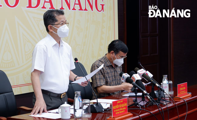 Bí thư Thành ủy Nguyễn Văn Quảng (trái) chỉ đạo tại cuộc họp phòng, chống Covid-19 chiều 4-9. Ảnh: PHAN CHUNG