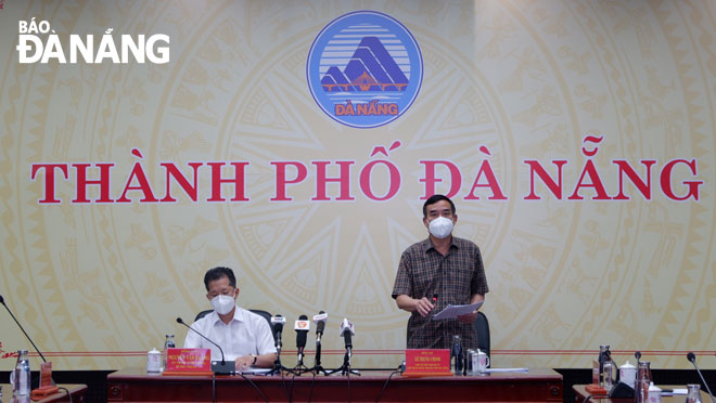 Chủ tịch UBND thành phố Lê Trung Chinh (phải) yêu cầu các sở, ngành, địa phương hỗ trợ tối đa để người dân, doanh nghiệp thuận lợi trong việc cấp giấy đi đường, phục vụ các hoạt động cần thiết sau 8 giờ ngày 5-9. Ảnh: PHAN CHUNG
