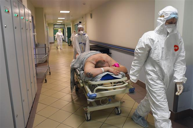 Chuyển bệnh nhân nhiễm COVID-19 tới bệnh viện ở Saint Petersburg, Nga. Ảnh: AFP/TTXVN