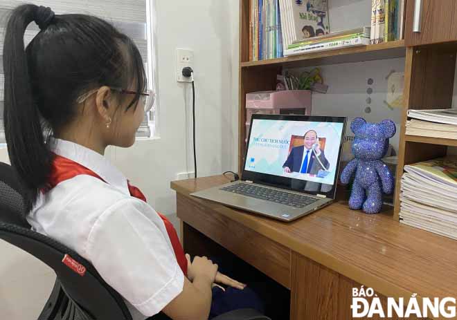  A pupil from the Tay Son Junior High School hears the reading of a congratulatory letter full of best wishes extended by Viet Nam's National Party General Secretary and President Nguyen Xuan Phuc to educational staff, teachers and pupils across the country. Photo: NGOC HA