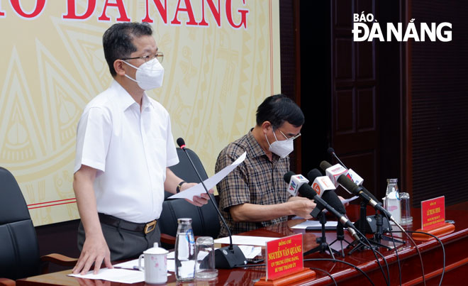 Da Nang Party Committee Secretary Nguyen Van Quang (left) delivers his instructions at the Saturday meeting. Photo: PHAN CHUNG