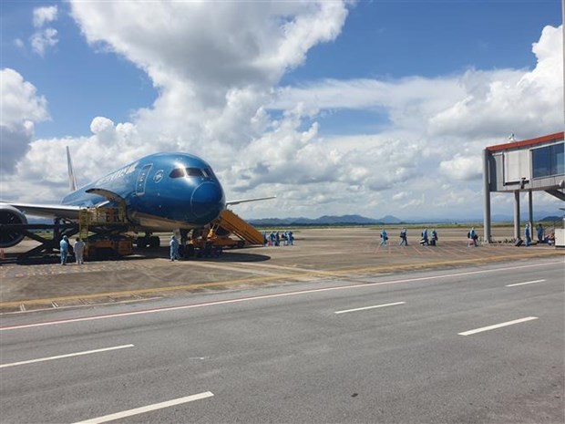 A Vietnam Airlines flight carrying 297 Vietnamese citizens back from Japan arrived at Van Don International Airport on September 4 afternoon (Photo: VNA)