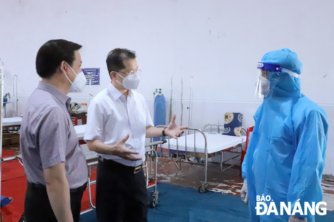 Secretary Quang (middle) asks the health sector in Thanh Khe District 6to give advice to their local authorities to open more vaccination sites in a bid to accelerate the city’s COVID-19 vaccination programme. Photo: NGOC PHU