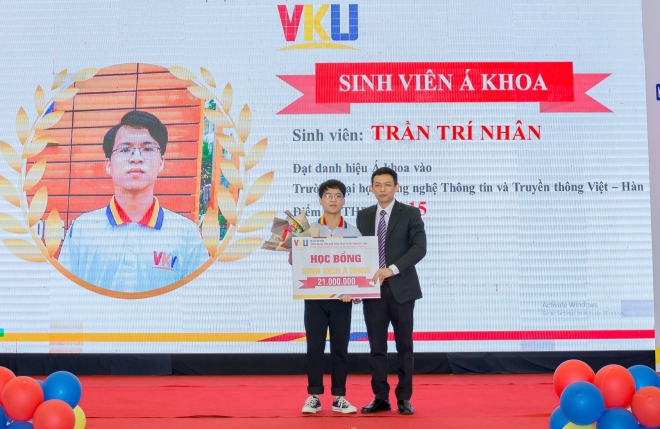 VKU grants scholarships for outstanding students in the academic year 2020-2021. (Photo courtesy of VKU)