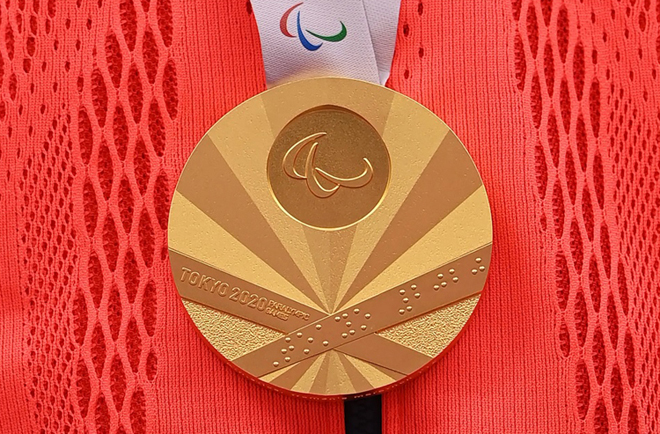 Huy chương vàng một vận động viên đeo trong lễ bế mạc. Ảnh: Getty Images