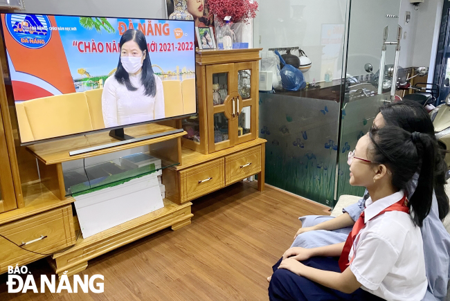Học sinh Trường THCS Tây Sơn xem lễ khai giảng trực tuyến trên truyền hình trong sáng ngày 5-9. Ảnh: NGỌC HÀ.
