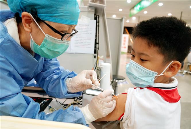 Nhân viên y tế tiêm vaccine phòng COVID-19 cho trẻ em tại Thượng Hải, Trung Quốc, ngày 3/9/2021. Ảnh: THX/ TTXVN