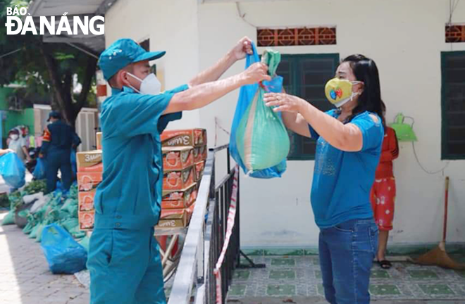 Rau củ quả, thực phẩm từ “Gian hàng 0 đồng” của Ban Chỉ huy Quân sự quận Sơn Trà được chuyển đến tận tay người dân khó khăn trong khu cách ly y tế phường Nại Hiên Đông. Ảnh: C.T