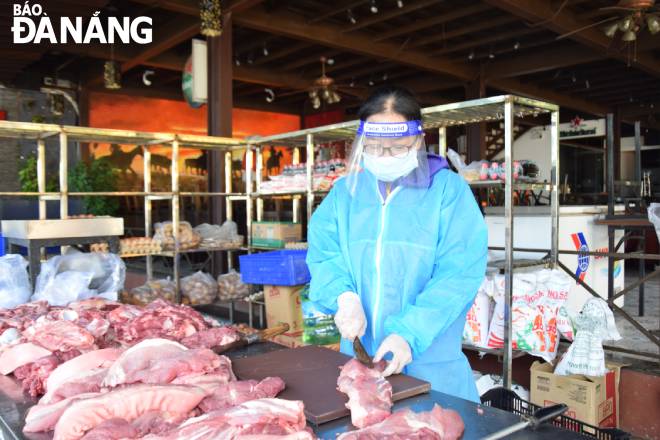 Mặt hàng thịt heo của Công ty TNHH Hai Thuyên (đơn vị phụ trách 5 điểm bán tại quận Thanh Khê) là thịt heo tươi mỗi ngày. Ảnh: QUỲNH TRANG