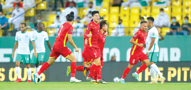 Đội tuyển Việt Nam (áo đỏ) cần cải thiện nhiều hơn nếu muốn có được kết quả mong muốn trước đối thủ rất mạnh là đội tuyển Úc ở trận đấu sắp tới. Ảnh: AFC