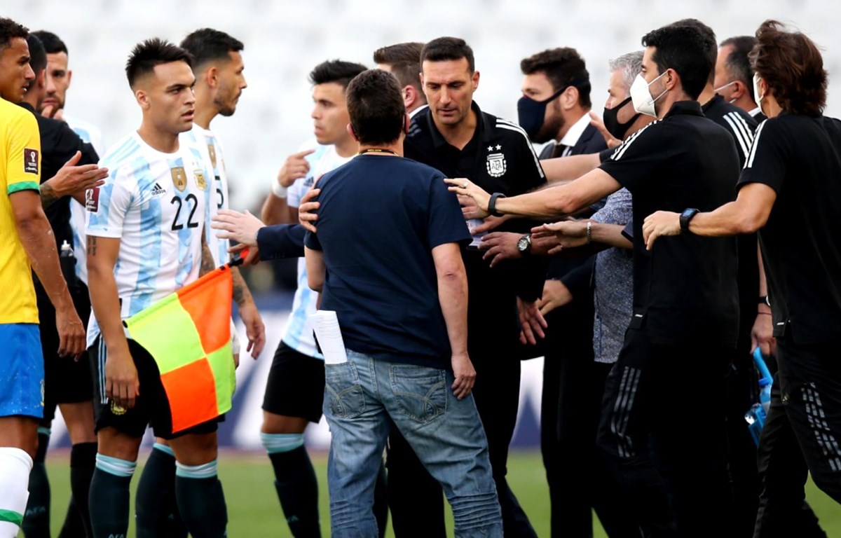 Trận đấu giữa Brazil và Argentina bị hủy bỏ sau khi các quan chức y tế Brazil lao vào sân. (Nguồn: Getty Images)