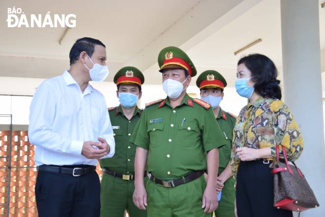 Da Nang People's Committee Vice Chairman Ho Ky Minh (left) highly lauds the department of Police, and Industry and Trade for supporting the provision of food and necessities for locals amid the COVID-19 time, September 6, 2021. Photo: QUYNH TRANG