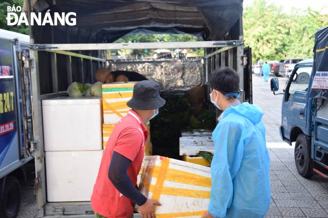  The gathering point of the Viet Huong Ceramics Construction Joint Stock Company set at the headquarters of the Da Nang Youth Union, September 6, 2021. Photo: QUYNH TRANG