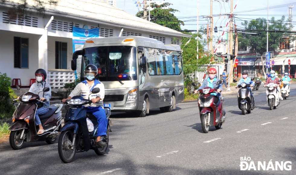 Employees in Da Nang Industrial Park (IP) located in An Hai Bac Ward, Son Tra District, are entering the IP  