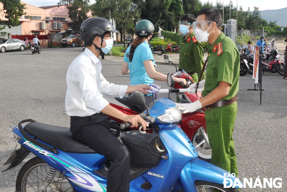 The taskforce at the entry points in the Da Nang Industrial Park guiding employees on how to enter their workplace