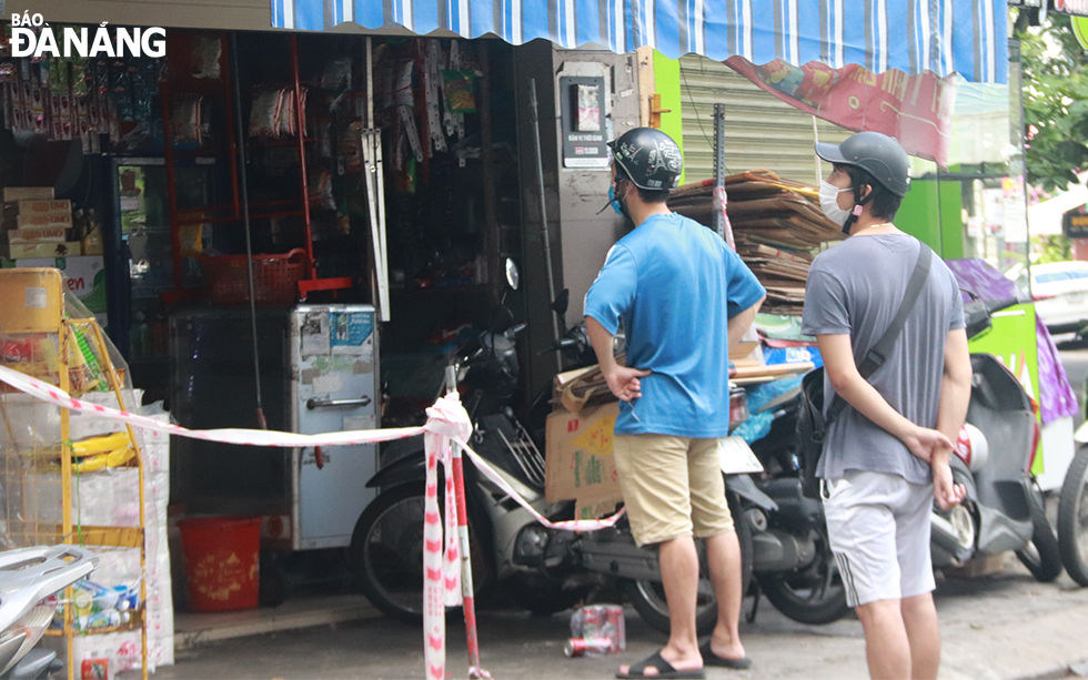 A grocery store on Tran Binh Trong Street in Hai Chau District re-opens to sell its products for people in the green zone. Photo: DAC MANH