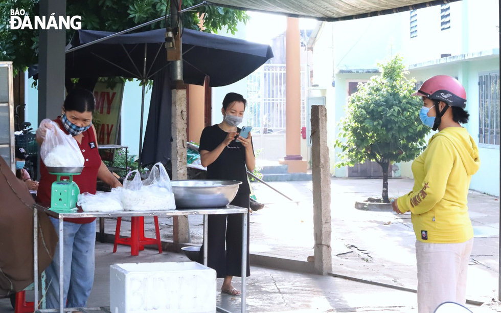 In the morning of September 6, some eateries and bakeries in Hoa Tien Commune, Hoa Vang District, reopened but only offering takeways. The functional forces carry out checks at these venues to make sure that they are complying with the recommended COVID-19 control measures. Photo: NGOC PHU