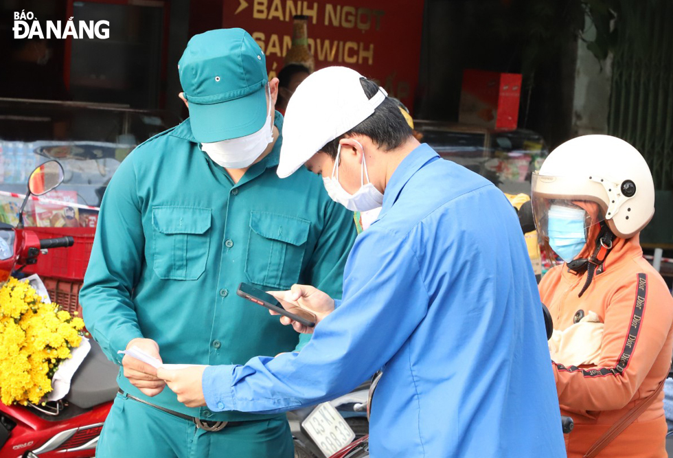 The taskforce at the checkpoint in ​​Le Trach Village, Hoa Tien Commune, Hoa Vang District, checking travel permit of road users. Photo: NGOC PHU