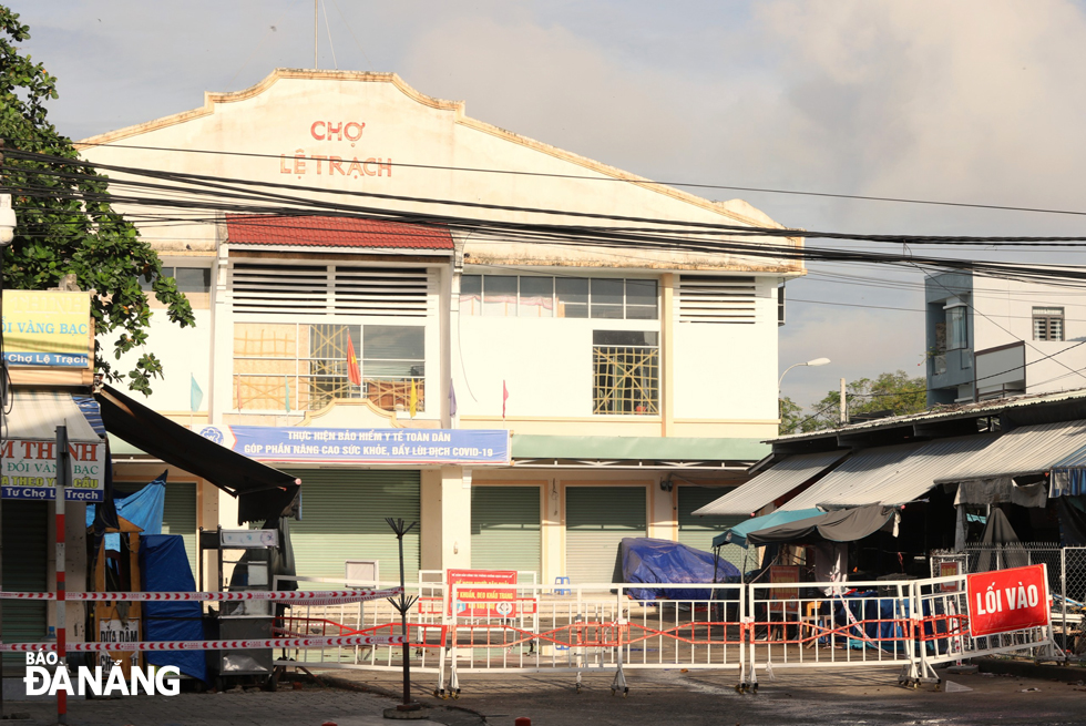 Most of wet markets in green zones in Hoa Vang District remain closed due to a lack of safety conditions in their operations. In the photo: The Le Trach wet market in Hoa Tien Commune is closing. Photo: NGOC PHU