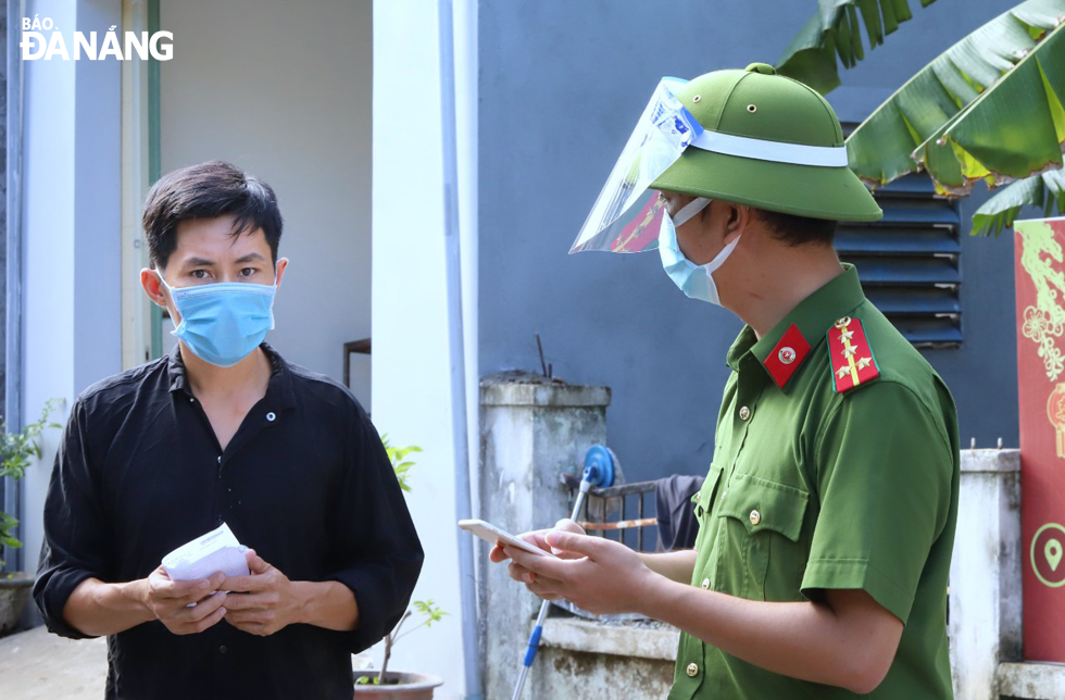 A truck driver carrying goods is denied entry into Phu Son Tay Village, Hoa Khuong commune, Hoa Vang District for invalidity of his travel permit. Photo: NGOC PHU