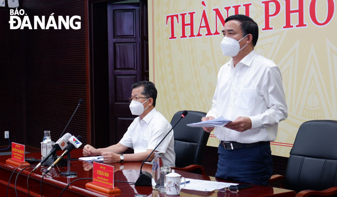 Chủ tịch UBND thành phố Lê Trung Chinh (phải) phát biểu tại cuộc họp Ban Chỉ đạo Phòng, chống Covid-19 chiều 6-9. Ảnh: PHAN CHUNG