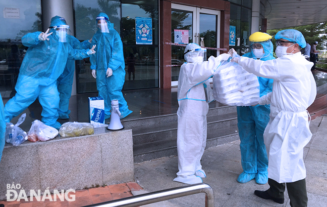 Da Nang International Airport Employees deliver food to doctors on duty at the COVID-19 vaccination site across the city.