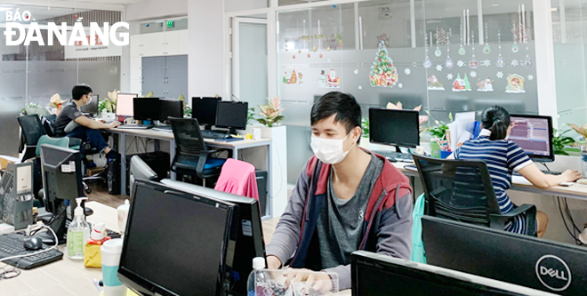 All companies have made plans to adapt themselves to the current COVID-19 situation. Unitech employees are at worth with the strict compliance with pandemic prevention and control. Photo: THU HA