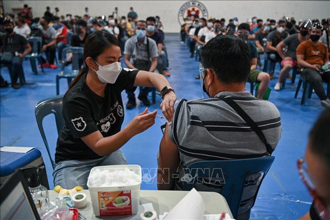 Nhân viên y tế tiêm vaccine COVID-19 cho người dân tại Manila, Philippines. Ảnh: AFP/TTXVN