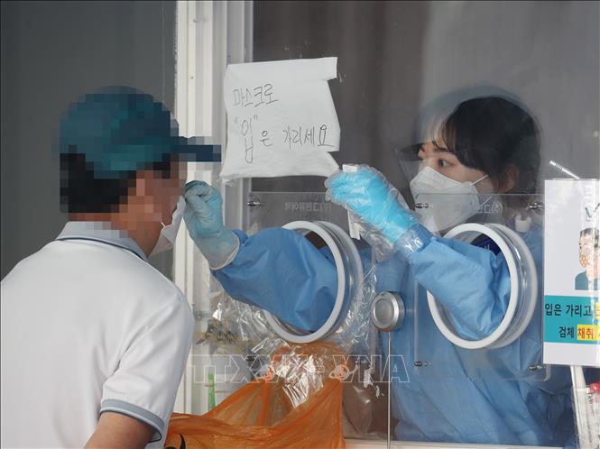 hân viên y tế lấy mẫu xét nghiệm COVID-19 cho người dân tại Seoul, Hàn Quốc, ngày 4/9/2021. Ảnh: Yonhap/TTXVN
