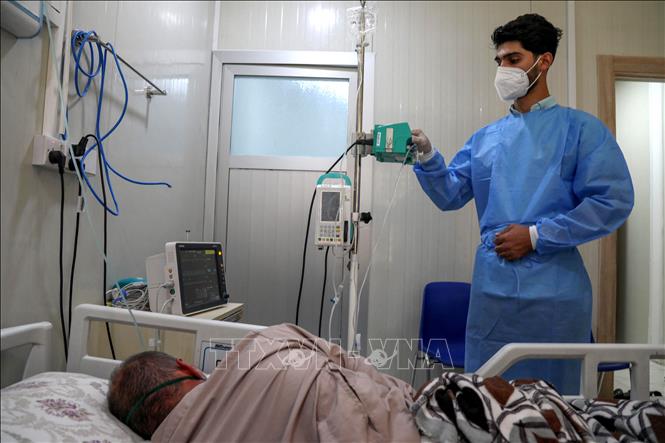 Điều trị cho bệnh nhân nhiễm COVID-19 tại bệnh viện ở Dohuk, Iraq. Ảnh: AFP/TTXVN
