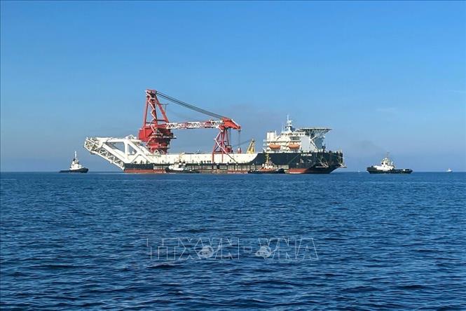Tàu Fortuna của Nga tham gia lắp đặt đường ống trong dự án Dòng chảy phương Bắc 2. Ảnh tư liệu: Reuters/TTXVN