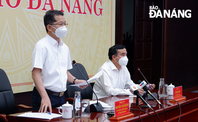 Da Nang Party Committee Secretary Nguyen Van Quang (left) delivers his address at the Monday meeting. Photo: PHAN CHUNG