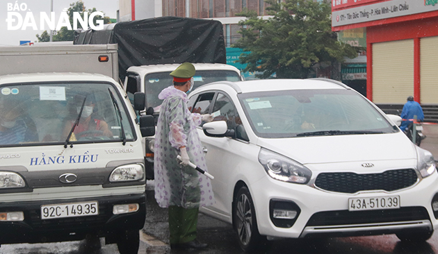 The taskforce perform their duties in the front of the Da Nang Coach Station. Photo: DAC MANH