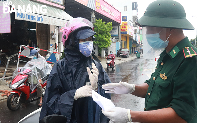 The Da Nang Border Guards staffing at the checkpoint in the front of Da Nang Coach Station. Photo: DAC MANH