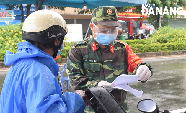 The taskforce in the checkpoint on Nguyen Phuoc Lan Street, Hoa Xuan Ward, Cam Le District. Photo: HOANG HIEP