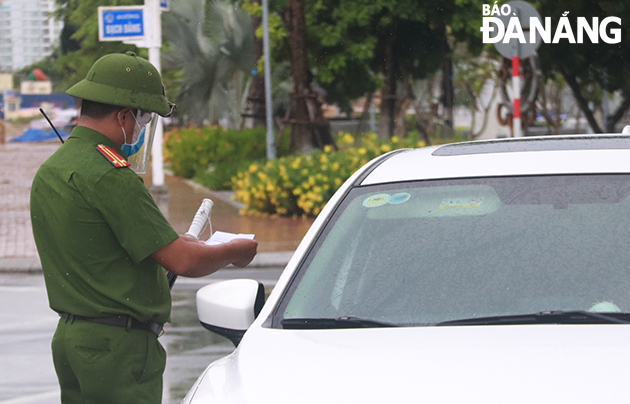 Police officers in Hai Chau District are on duty at the west end of the Rong (Dragon) Bridge. Photo: DAC MANH