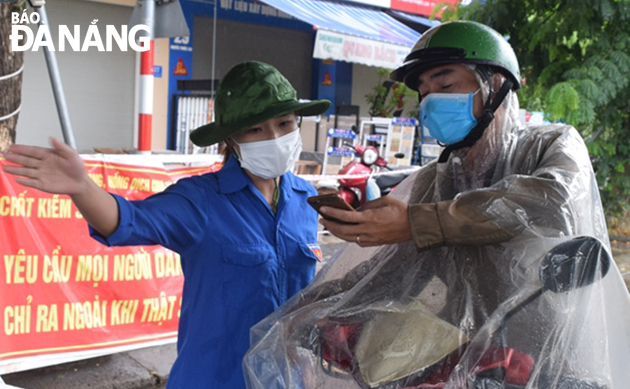 Youth union members join the taskforce at the checkpoint on Nguyen Phuoc Lan Street in Hoa Xuan Ward, Cam Le District). Photo: HOANG HIEP