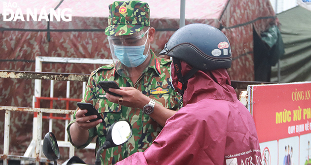 The taskforce in the checkpoint at the western end of the Dragon Bridge. Photo: DAC MANH