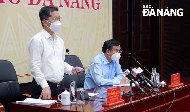Bí thư Thành ủy Nguyễn Văn Quảng (trái) chỉ đạo tại cuộc họp phòng, chống Covid-19 chiều 7-9. Ảnh: PHAN CHUNG