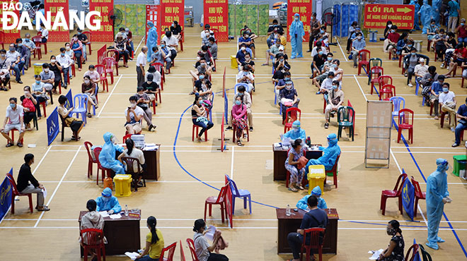 Trung tâm Y tế quận Hải Châu bố trí 10 bàn tiêm để tiêm cho 14.300 người tại Cung Thể thao Tiên Sơn từ ngày 6 đến 11-9. Ảnh: PHAN CHUNG	