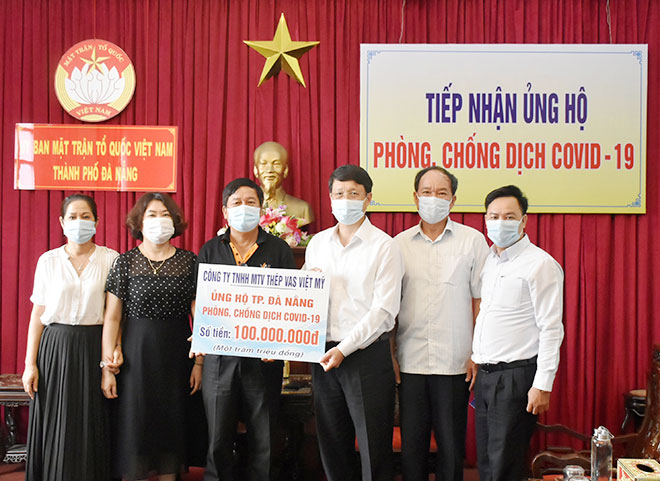 Chủ tịch Ủy ban MTTQ Việt Nam thành phố Ngô Xuân Thắng (thứ 3, phải sang)  tiếp nhận sự ủng hộ của các tổ chức, cá nhân cho công tác phòng, chống Covid-19 của thành phố. Ảnh: V.SUM	