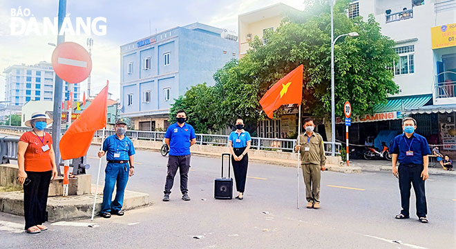 Đại diện các hội, đoàn thể ở Khu dân cư Hòa Phú 3, phường Hòa Minh (quận Liên Chiểu) tuyên truyền bằng loa di động về công tác phòng, chống Covid-19 trên địa bàn. Ảnh: LAM PHƯƠNG	