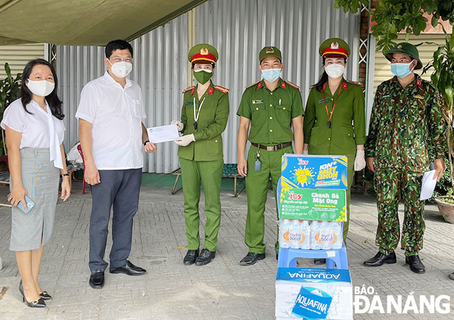 Bí thư Quận ủy Liên Chiểu Trần Phước Sơn (thứ hai, từ trái sang) - hiện là Phó Chủ tịch UBND thành phố thăm, động viên và tặng quà các chốt phòng dịch trên địa bàn. (Ảnh chụp tháng 8-2021)Ảnh: T.Y	