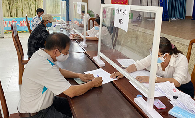 Người dân phường Hòa Minh (quận Liên Chiểu) ký nhận tiền hỗ trợ khó khăn do Covid-19. (Ảnh chụp tháng 8-2021 do UBND phường Hòa Minh cung cấp)