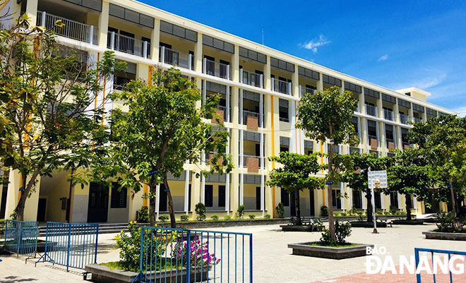 Trường Tiểu học Võ Thị Sáu (quận Hải Châu) được đầu tư xây mới khu nhà 4 tầng khá khang trang. Ảnh: NGỌC HÀ