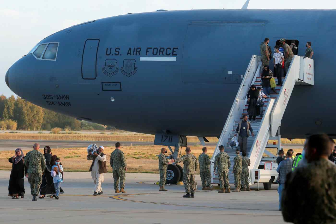 Người dân Afghanistan được sơ tán bằng máy bay Mỹ từ thủ đô Kabul đến căn cứ Hải quân Rota ở Tây Ban Nha ngày 31-8. Ảnh: Reuters