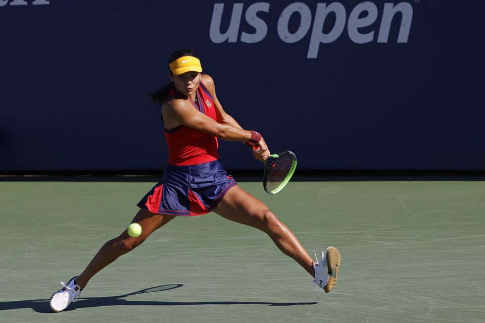 Mới 18 tuổi nhưng Emma Raducanu đã gây bất ngờ lớn tại US Open 2021.  Ảnh: Reuters