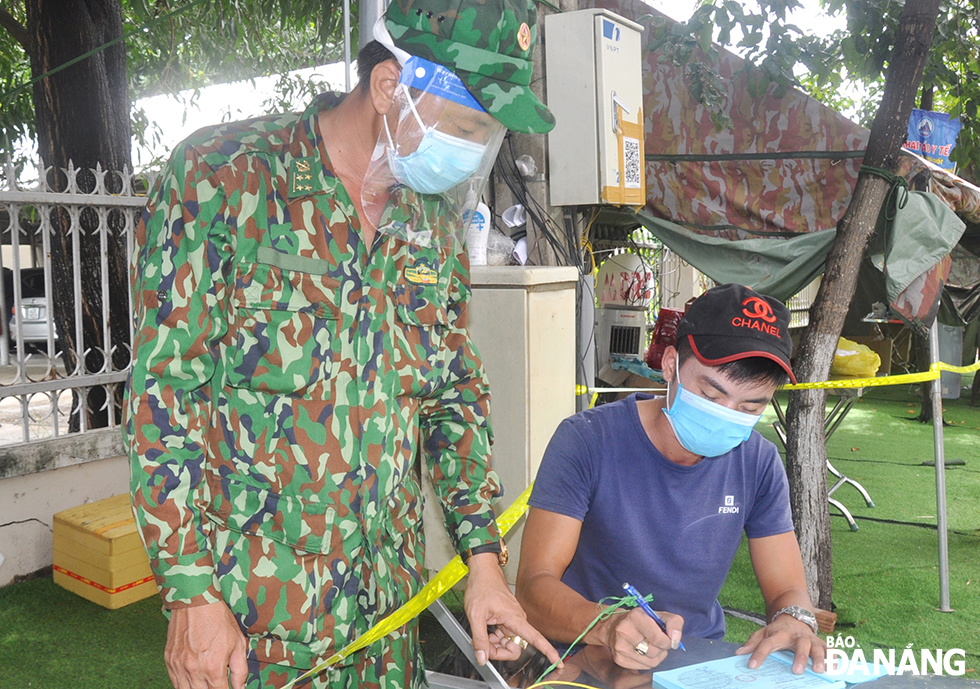 Upon the reception of negative test results, the completion of medical declarations and the showing of relevant documents, vehicle drivers will be granted with a travel pass to enter the city. A driver is seen recording his personal information, declaring travel schedules and making written commitments  to strictly complying with mandatory COVID-19 prevention and control measures when entering the city.